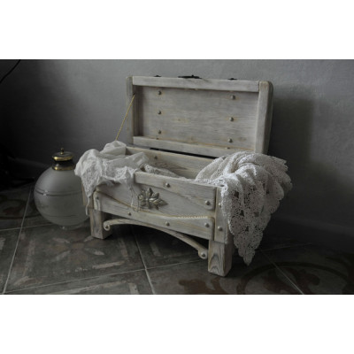 Банкетка из массива сосны.