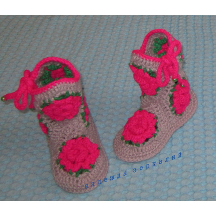 Панно Хризантемы 35х50см в рамке, картина вышита крестом Панно Хризантемы 35х50см в рамке, картина вышита крестом