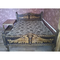 Дубовая кровать из дуба ручной работы.