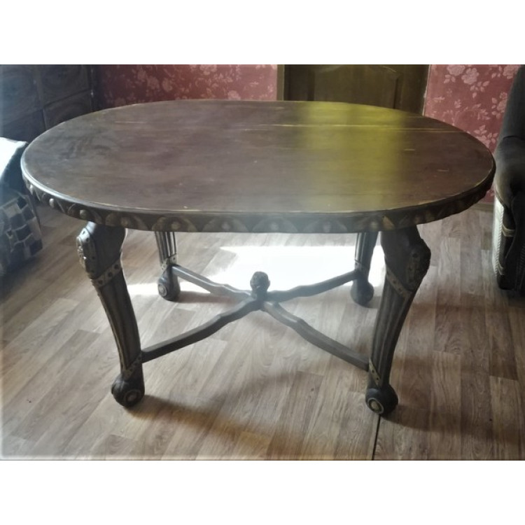 Дубовый резной столик ручной работы. Дубовый резной столик ручной работы.